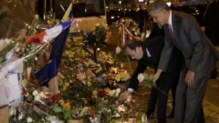 オバマ米大統領がオランド仏大統領とバタクラン・ホールに慰霊の花を手向けた(29日)