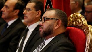 الملك محمد السادس وعدد من المسؤولين