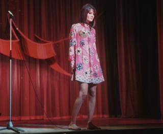 1967'de İngiltere'yi temsil eden ve Avusturya'nın başkenti Viyana'da düzenlenen yarışmayı Puppet On A String şarkıyısla kazanan Sandie Shaw ise ayakkabı giymemişti.