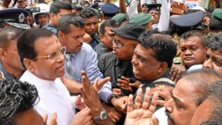 ජනාධිපතිවරයා යාපනයේ උද්ඝෝෂකයන් අතරේ