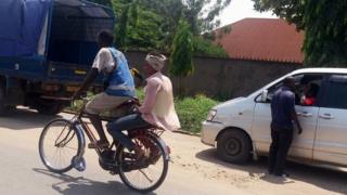 Mu gisagara ca Bujumbura abantu benshi biyunguruza ku buryo bwa Taxi-vélo