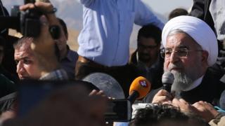 حسن روحانی در بازدید از سرپل ذهاب که آمار کشته ای آن بالاست اظهار نظر می کرد