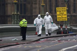 Forenses en el Puente de Westmister, en Londres.