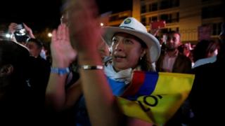 Una mujer aplaude el resultado.