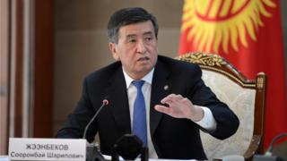 Соңку окуялар президент Жээнбековдун экс-президент Атамбаевдин таасиринен чыгып, өзүнчө саясий күчкө ээ болуп баратканын көрсөтүүдө деп жатышат.