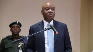 Sẹ́nétọ̀ Bùkọ́lá Sàràkí