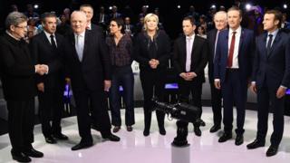 テレビ討論会開始直前の11候補(4日、仏ラ・プレーヌ・サンドニ)