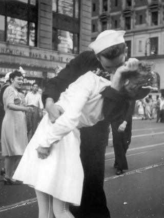 1945-ci il avqustun 14-də Nyu Yorkun Times Meydanında dənizçinin qəftələn öpdüyü xanım Friedman