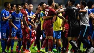 'Yan wasan Shanghai SIPG (a jar riga) da na Guangzhou R&F na rikici