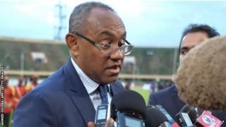 Le président de la CAF, lors d'une visite au Burkina Faso