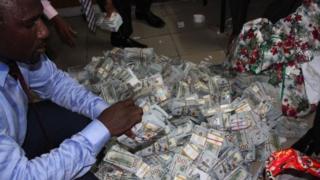 EFCC ta kama makudan kudade wadanda ake zargin masu yi wa tattalin arzikin kasa ta'annati sun sace