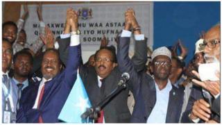 Saddexd madaxweyne oo xilka si nabad ah isugu wareejiyay