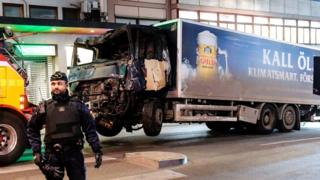 El camión que se estrello en el almacén Ahlens en Drottninggatan, Estocolmo