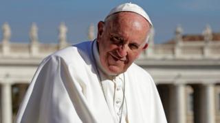 Papa Francis asaba abagatolika kugendera ubukirisu