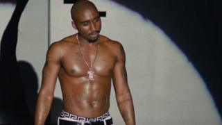 Demetrius Shipp Jr. ameigiza kama Tupac Shakur.