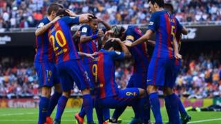 Igihe abakinyi ba Barcelone baterwa ayo macupa, Neymar na Suarez baciye biryamika hasi