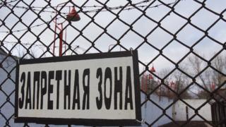 Территория колонии сквозь ограждение