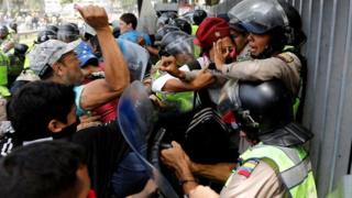 Waandamanaji wakabiliana na Polisi Venezuela