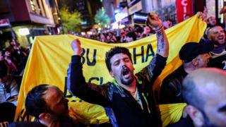 Wafuasi wa upinzani watokea mitaani mjini Istanbul wakipiga sufuria