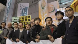 接受预约逮捕的“占中”领袖在香港警察总部外会见媒体记者(27/3/2017)