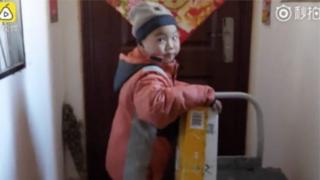 "หลี่น้อย" ทำงานส่งพัสดุในเมืองชิงเต่าทางตะวันออกของจีน