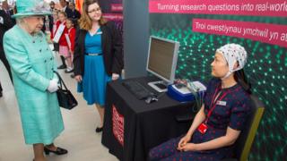 The Queen sees a brain activity scan demonstrated by Dr Grace Xia