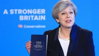 Başbakan Theresa May seçim bildirgesini sunarken