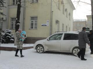 Буга чейин коомдук медиада төрөтканалардын биринде эгиз балдар төрөлүп, светтин жоктугунан керектүу жабдуу иштебей балдар чарчап калды деген каңырыш кеп да тарап кеткен