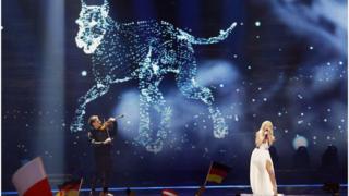 Кася Moш из Польши спела песню "Flashlight" ("Фонарь") со скрипачом и масштабными спецэффектами