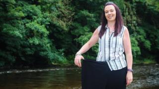 Mae bywyd Tracy Jones wedi newid yn llwyr ers iddi hi golli pwysau
