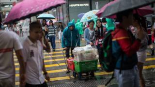 香港尖沙咀彌敦道在颱風訊號下調不久即堆滿市民和遊客(27/8/2017)