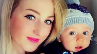 Sarah Boyle y su hijo Teddy