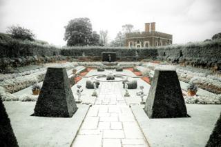 The Pond Gardens - Simon Hadleigh-Sparks / www.igpoty.com