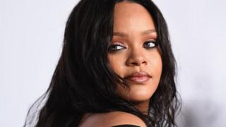 American female singer Rihanna deny friendship wit drake