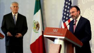 メキシコのビデガライ外相(写真右)はティラーソン米国務長官(同左)との意見相違を隠そうとしなかった(写真は23日にメキシコシティで開かれた記者会見)