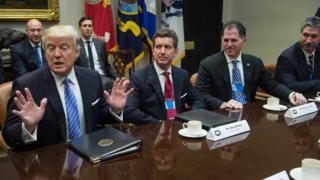 ABD'nin yeni başkanı Donald Trump, 12 iş insanını Beyaz Saray'da ağırladı. Soldan sağa: Trump, Johnson & Johnson CEO'su Alex Gorsky, Dell CEO'su Michael Dell, US Steel CEO'su Mario Longhi.