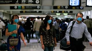 Pasajeros en un aeropuerto