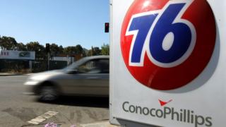 Una valla con el logo de ConocoPhillips