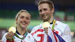 Laura Trott y Jason Kenny muestran sus medalla de oro.