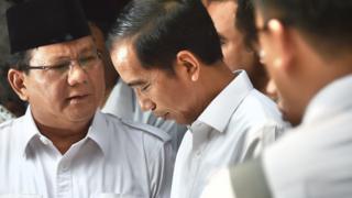 Prabowo Subianto (kiri) saat bertemu dengan Presiden Joko Widodo pada 17 Oktober 2014 lalu di rumah Prabowo, menjelang pelantikan Jokowi pada 20 Oktober 2014.