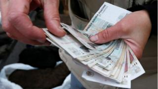 Россия рублини санаётган одам