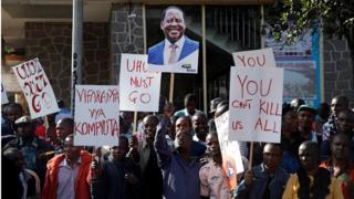 Magoya bayan dan takarar jam'iyyar adawa na kasar Kenya Raila Odinga kenan ke zanga-zanga a birnin Nairobi ranar Juma'a.,