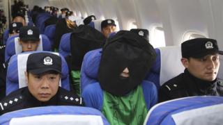 2016年4月,中國公安把在外國拘捕的中國大陸藉和台藉的電騙嫌犯押送到大陸。