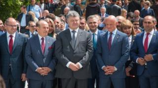 Президент України Петро Порошенко, мер Стамбула (Туреччина) Кадір Топбаш, глава Одеської ОДА Максим Степанов, мер Одеси Геннадій Труханов під час урочистого відкриття Стамбульського парку в Одесі