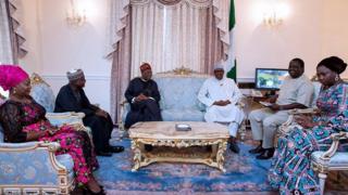 Shugaba Buhari da wasu daga cikin jami'an gwamnatinsa