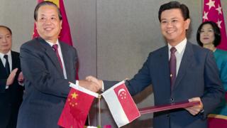 钱其琛(左)与新加坡外长黄根成(右)签署中新建交协议后握手(3/10/1990)