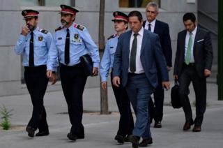 Catalan police chief in Madrid court in 'sedition' probe _98166719_traperotodayafp