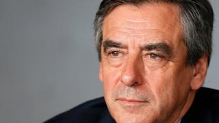 L'ancien Premier Ministre français François Fillon, faisant face à une campagne de défections, maintient sa candidature à la présidentielle