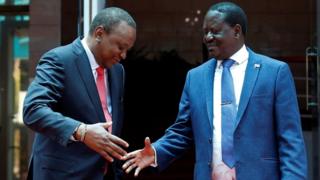 Raila Odinga (Midig) horey waxa uu u diiday in uu aqoonsado Uhuru Kenyatta (Bidix) in uu madaxwayne yahay