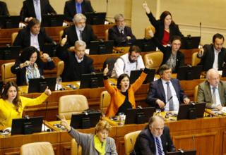 Diputados votando a favor de la ley del aborto.